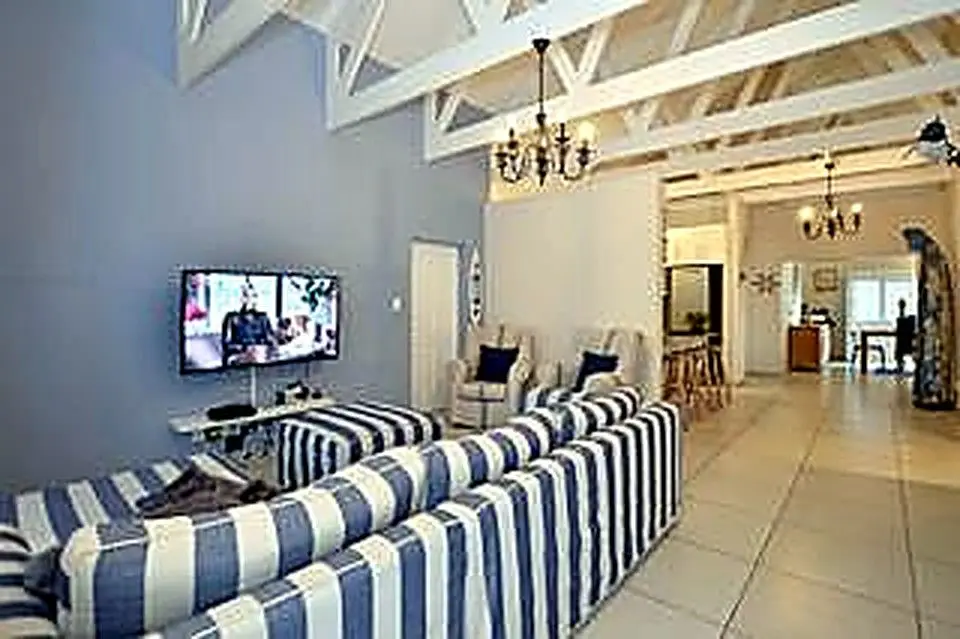 Mile 16 Beach House – 3 Bedroom Home in Yzerfontein – photo 1