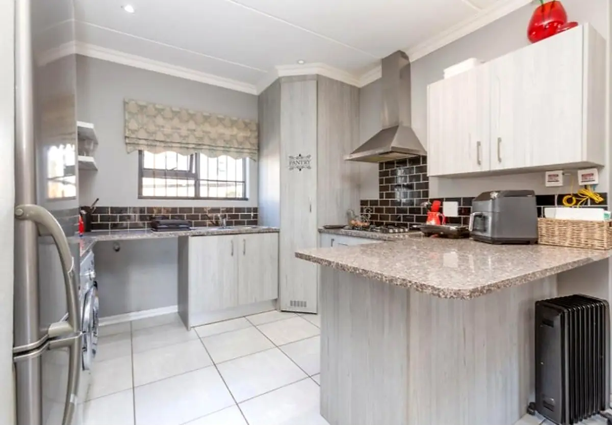 Spacious 3 Bedroom Ground-Floor Corner Apartment – Homes Haven – photo 2