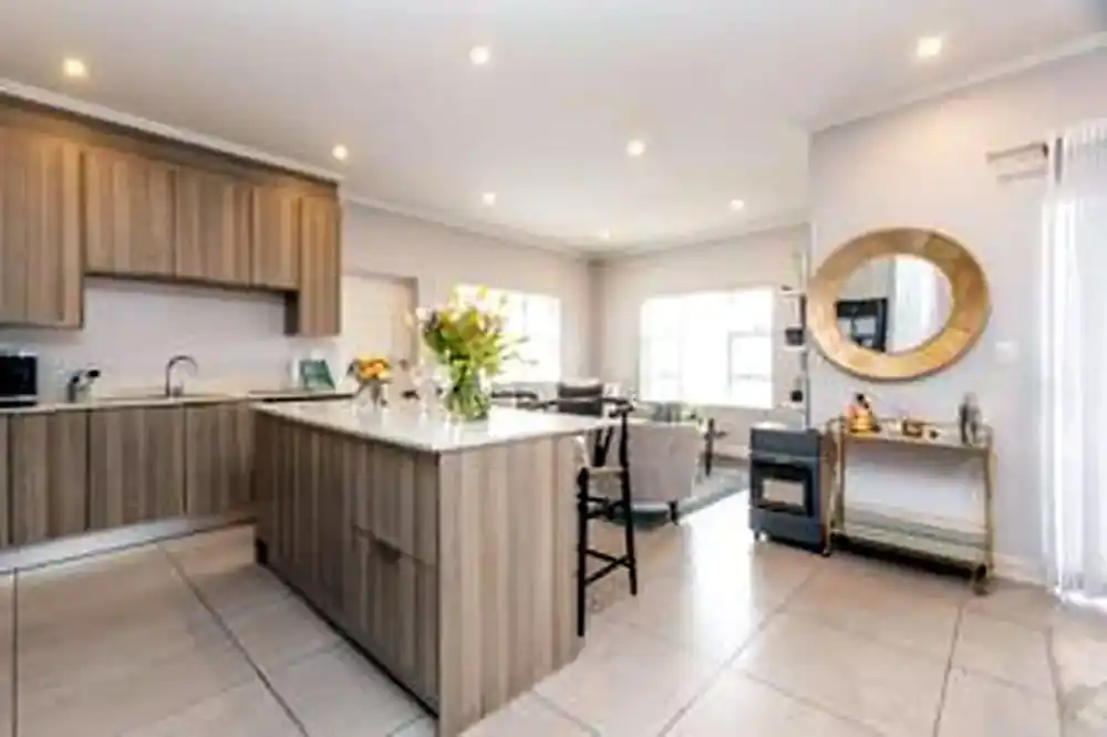 3 Bedroom Townhouse – Sandown – photo 2