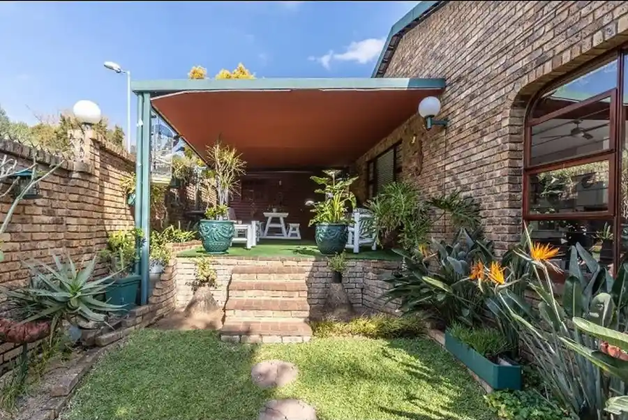 Luxury 4 Bedroom House with Flatlet – Bromhof – photo 1