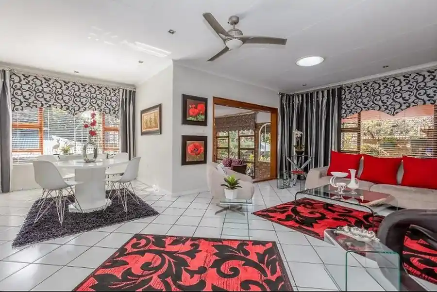 Luxury 4 Bedroom House with Flatlet – Bromhof – photo 3