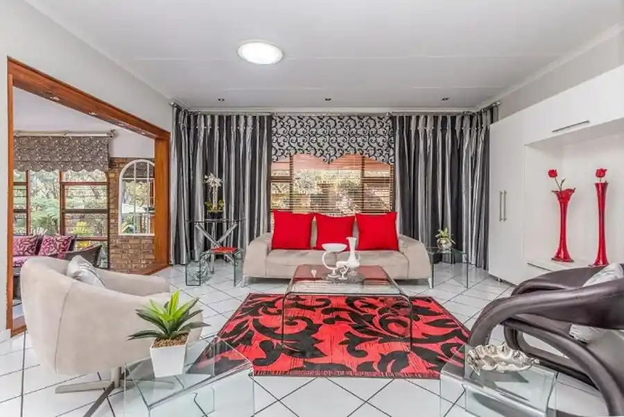 Luxury 4 Bedroom House with Flatlet – Bromhof – photo 4