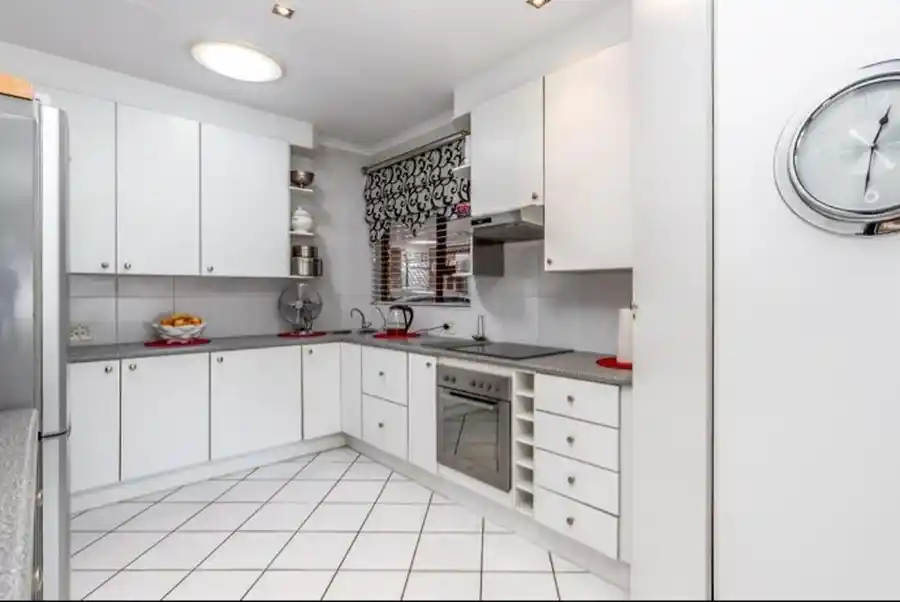 Luxury 4 Bedroom House with Flatlet – Bromhof – photo 8