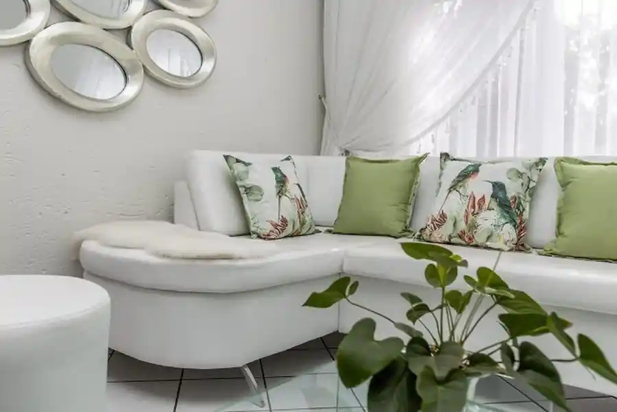 Luxury 4 Bedroom House with Flatlet – Bromhof – photo 9