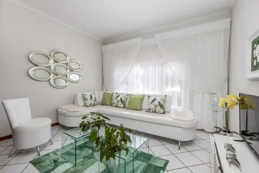 Luxury 4 Bedroom House with Flatlet – Bromhof – photo 12