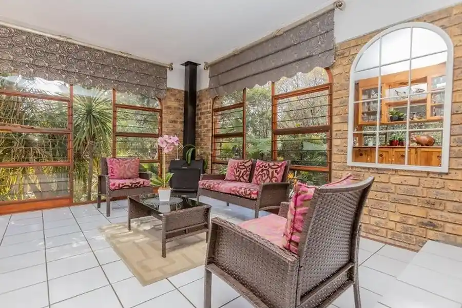 Luxury 4 Bedroom House with Flatlet – Bromhof – photo 13