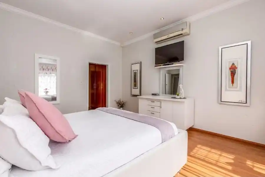 Luxury 4 Bedroom House with Flatlet – Bromhof – photo 16