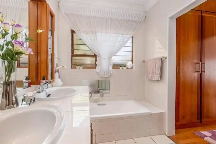 Luxury 4 Bedroom House with Flatlet – Bromhof – photo 18
