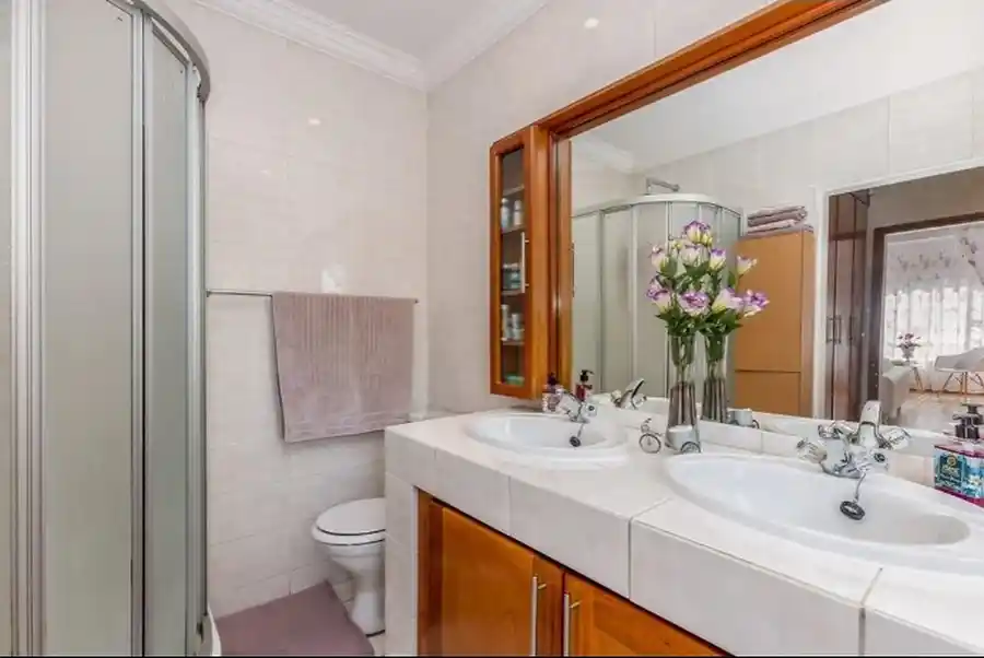 Luxury 4 Bedroom House with Flatlet – Bromhof – photo 19