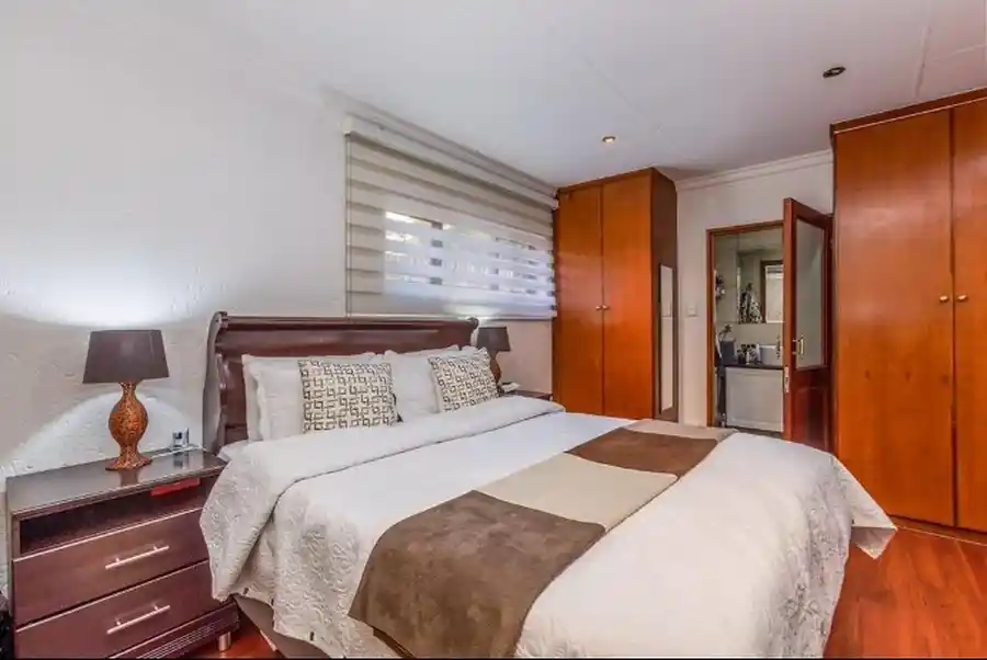 Luxury 4 Bedroom House with Flatlet – Bromhof – photo 20