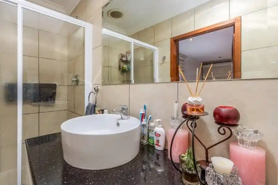 Luxury 4 Bedroom House with Flatlet – Bromhof – photo 21