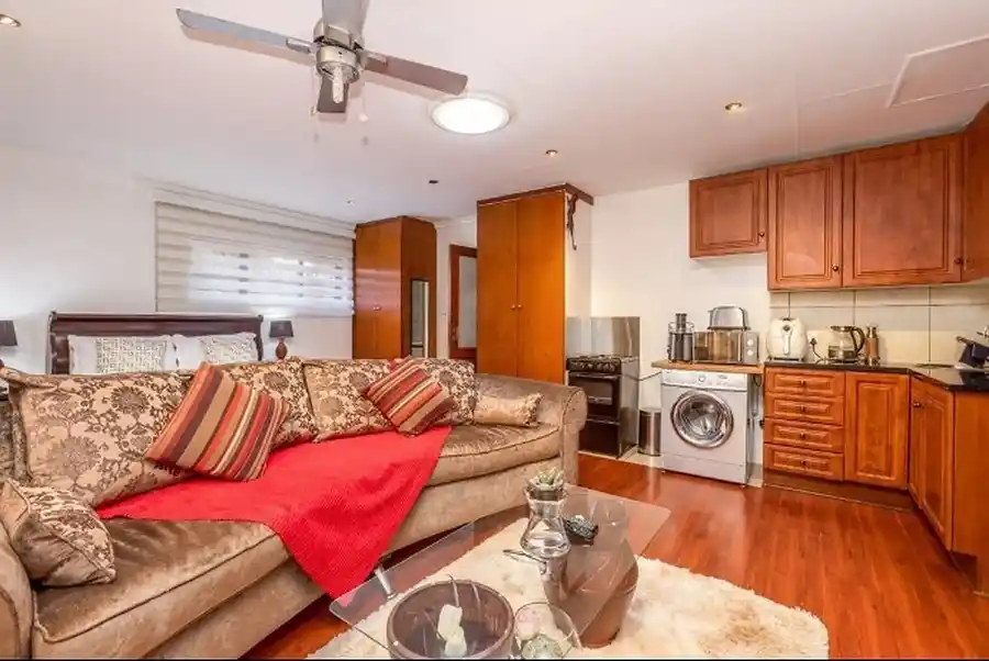 Luxury 4 Bedroom House with Flatlet – Bromhof – photo 22