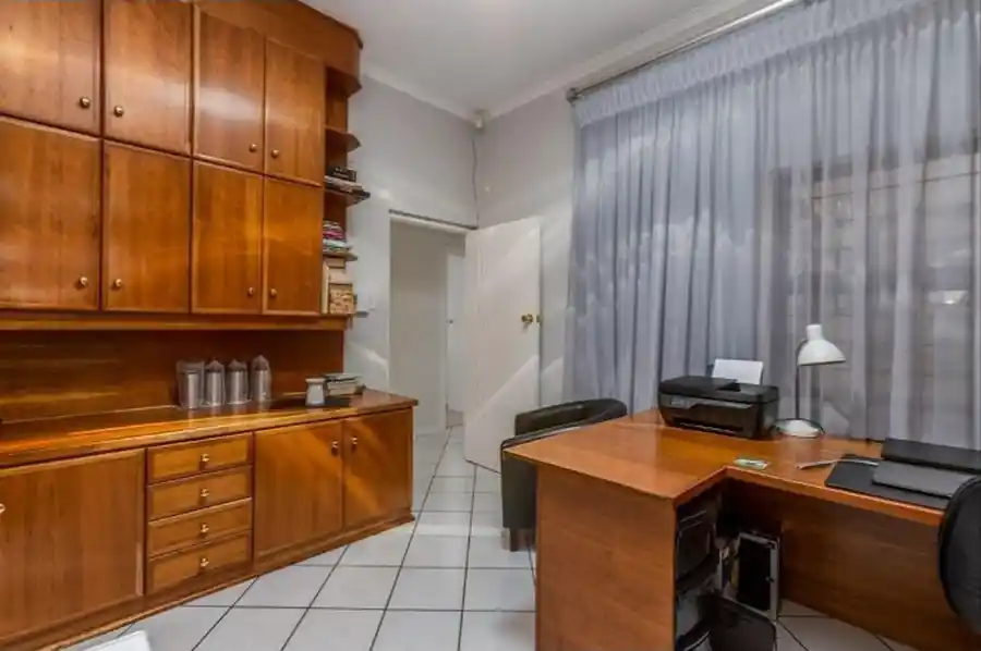 Luxury 4 Bedroom House with Flatlet – Bromhof – photo 23