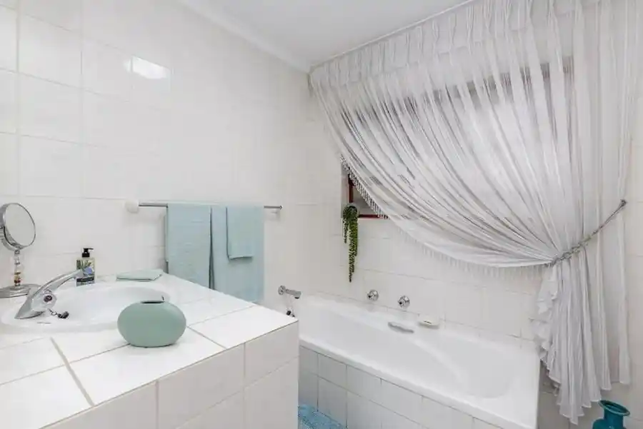 Luxury 4 Bedroom House with Flatlet – Bromhof – photo 24