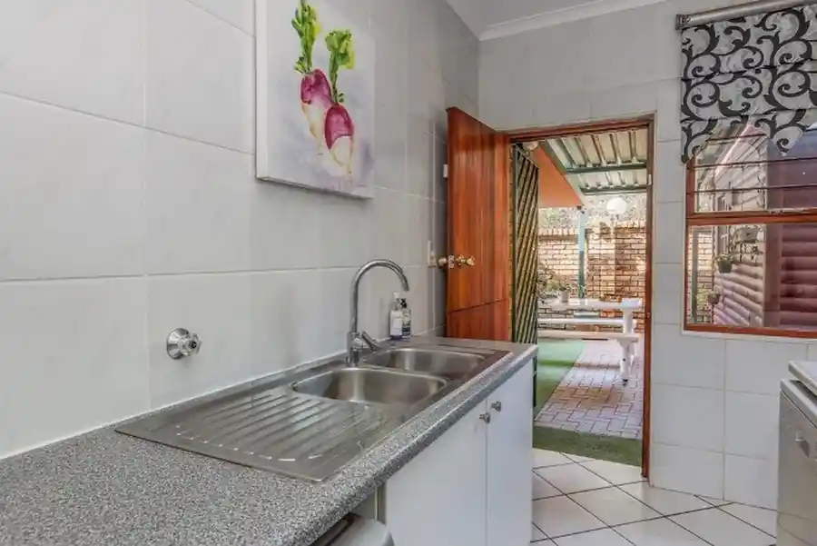 Luxury 4 Bedroom House with Flatlet – Bromhof – photo 29