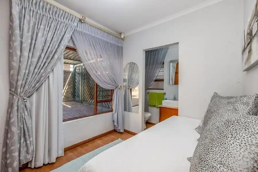 Luxury 4 Bedroom House with Flatlet – Bromhof – photo 30