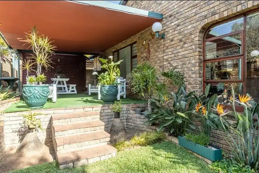Luxury 4 Bedroom House with Flatlet – Bromhof – photo 34
