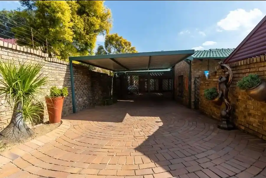 Luxury 4 Bedroom House with Flatlet – Bromhof – photo 35
