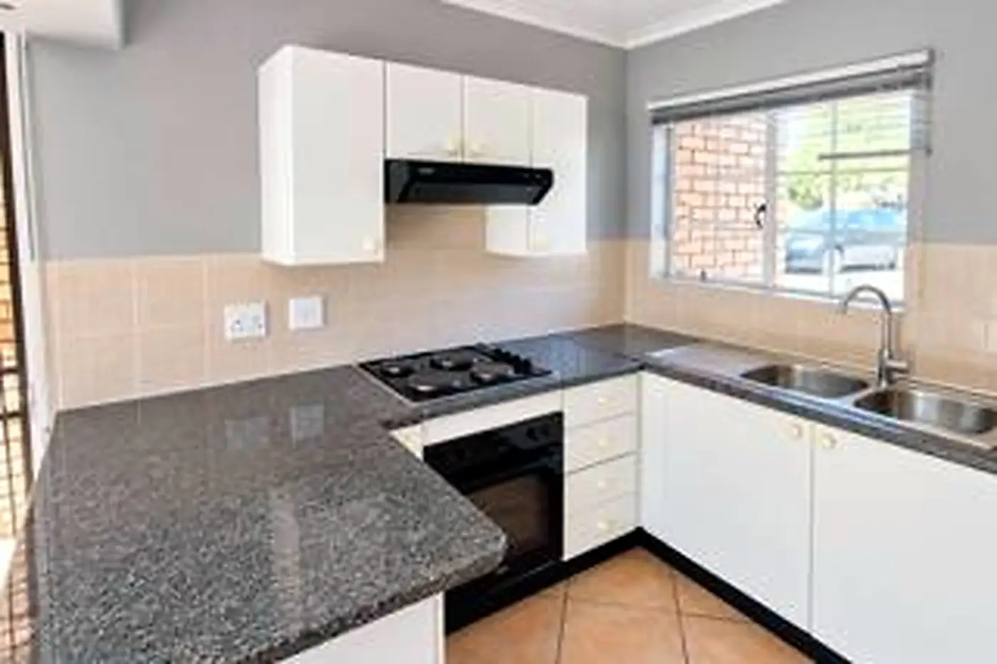 Renovated 2 Bedroom Ground-Floor Apartment – Northgate – photo 2