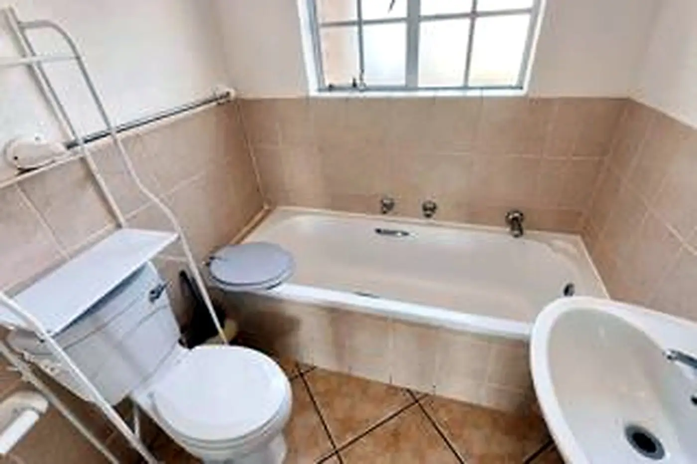 Renovated 2 Bedroom Ground-Floor Apartment – Northgate – photo 8