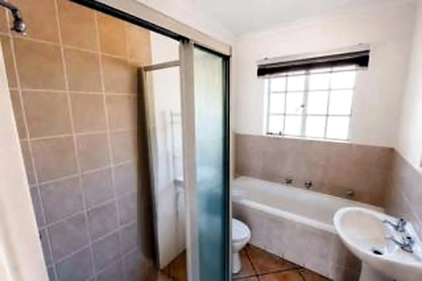 Renovated 2 Bedroom Ground-Floor Apartment – Northgate – photo 9