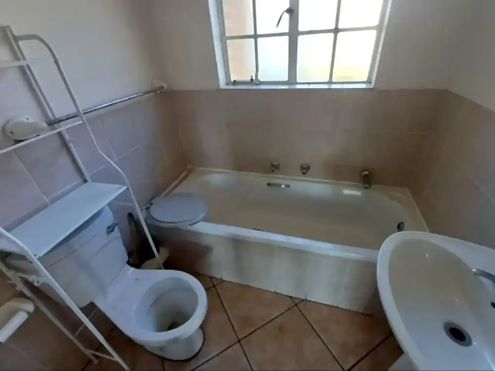 Renovated 2 Bedroom Ground-Floor Apartment – Northgate – photo 11