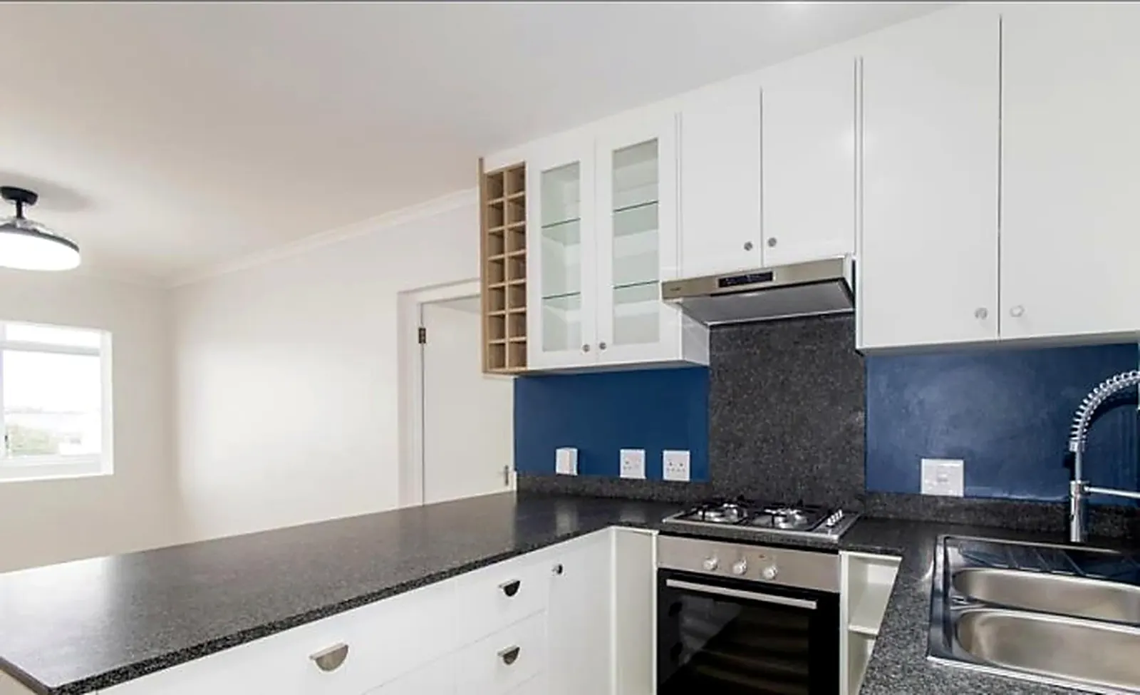 Fully Renovated 2 Bedroom Ground-Floor Apartment – Northcliff, Hermanus – photo 4
