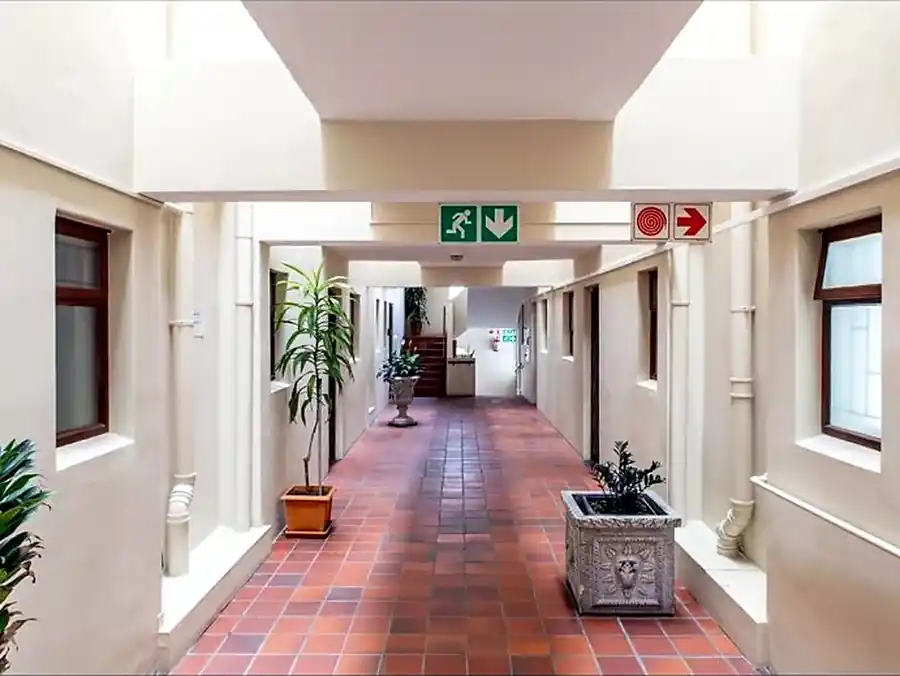 Fully Renovated 2 Bedroom Ground-Floor Apartment – Northcliff, Hermanus – photo 35